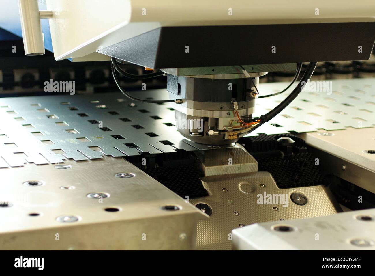 Macchine per stampaggio e punzonatura di lamiere ad alta precisione con controllo numerico computerizzato (CNC). Foto Stock