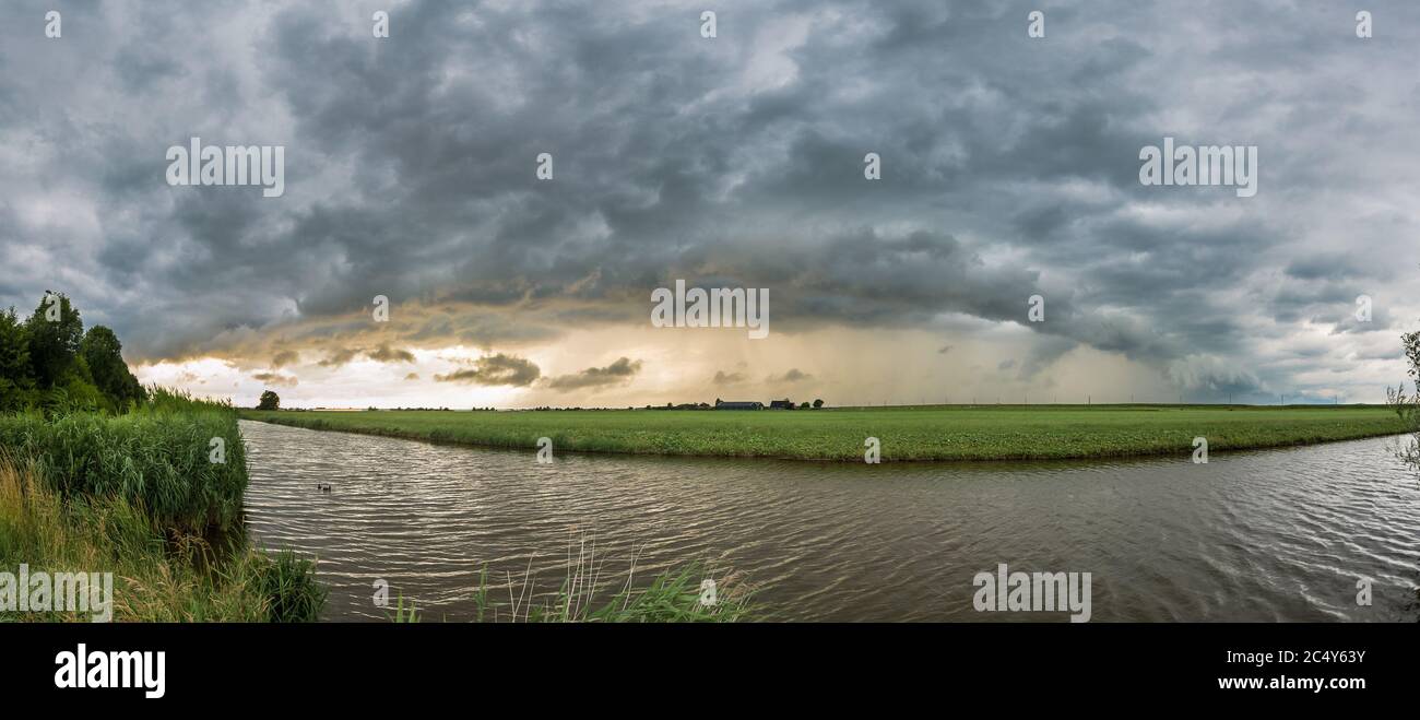 Panorama serale di una tempesta con la nuvola di arcus sul paesaggio olandese Foto Stock