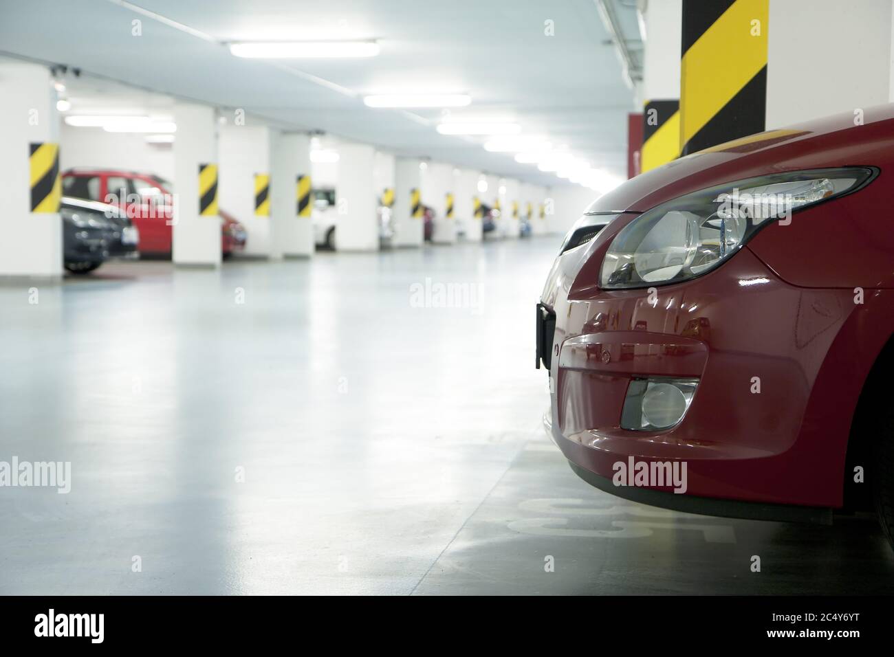 Garage sotterraneo - parcheggio nel seminterrato di casa Foto Stock