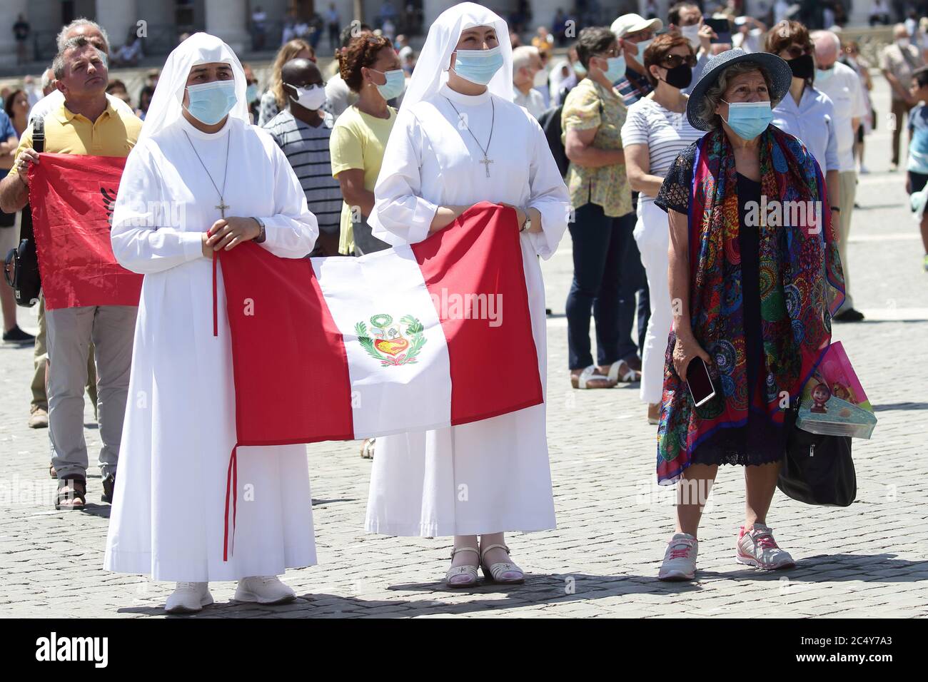 Città del Vaticano (Santa sede). 29 Giugno 2020. Le suore frequentano la preghiera del Papa Francesco Angelus nella solennità dei Santi Pietro e Paolo in Piazza San Pietro in Vaticano. Credit: Evandro Inetti/ZUMA Wire/Alamy Live News Foto Stock