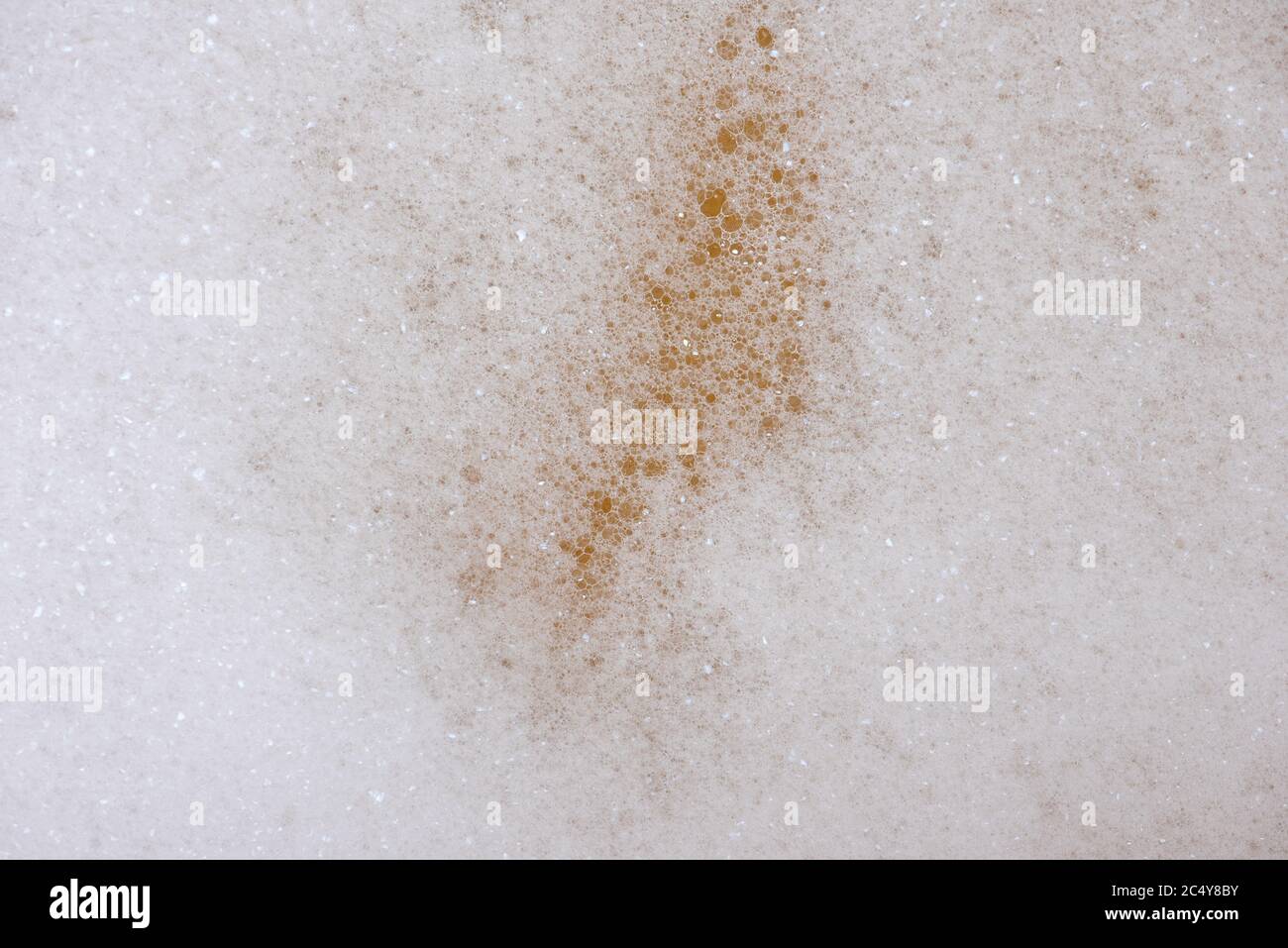 Primo piano di una schiuma bianca con piccole bolle Foto Stock
