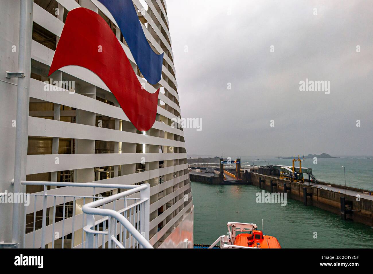 L'Armorique di Brittany Ferries mostra il logo a onde rosso e blu della compagnia di navigazione sul suo scafo mentre la nave supera la diga per entrare nel porto di Roscoff, in Francia. Foto Stock