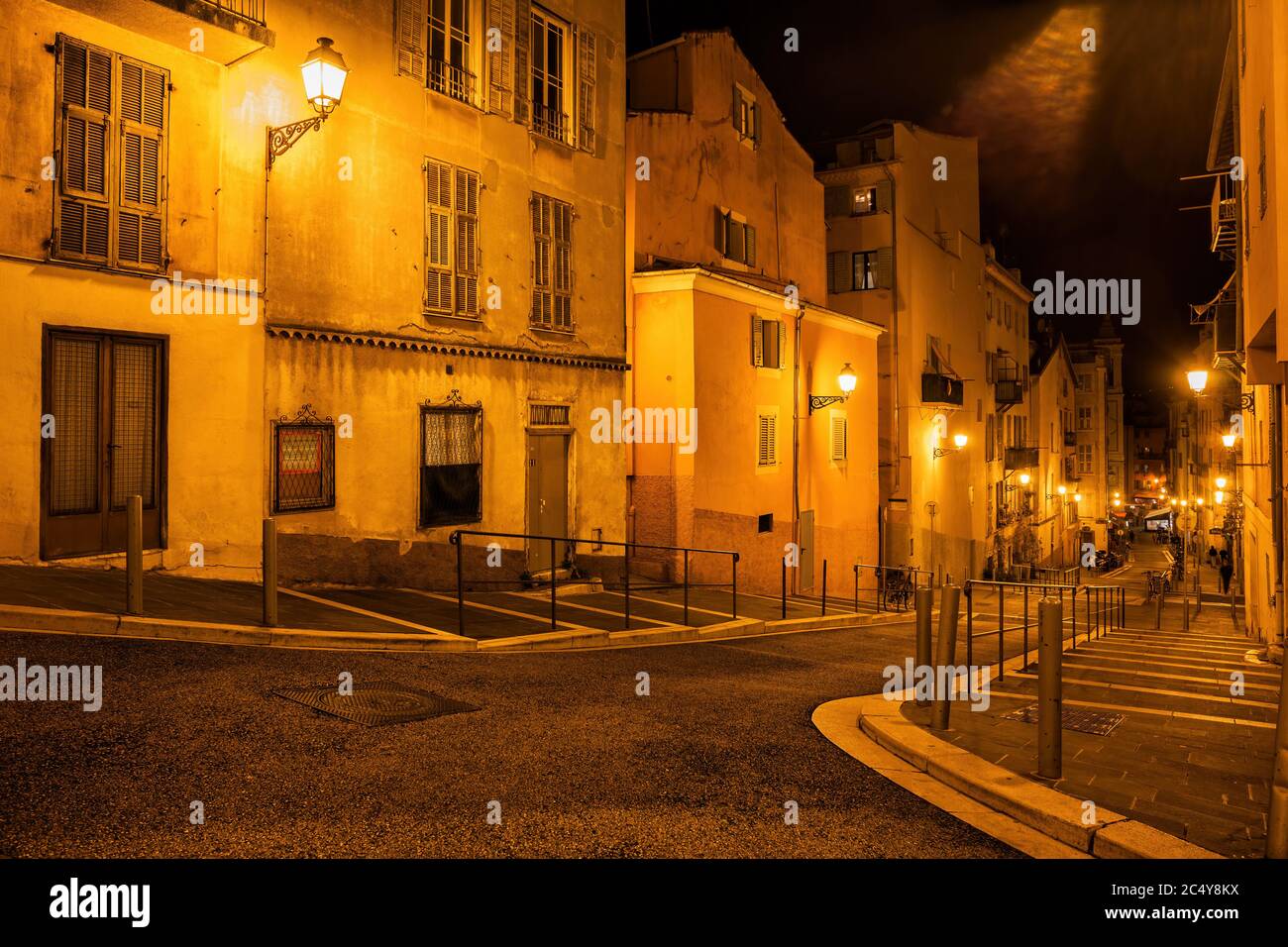 Vieille Ville - Città Vecchia di Nizza di notte in Francia, strada spiovente e case in vecchio affito in città sulla Costa Azzurra. Foto Stock