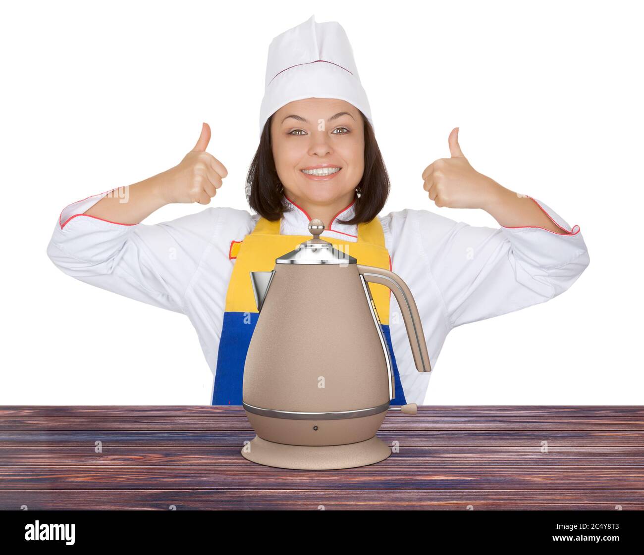 Bella giovane donna Chef Show Thumbs Up vicino Teapot moderno o bollitore elettrico su uno sfondo bianco Foto Stock