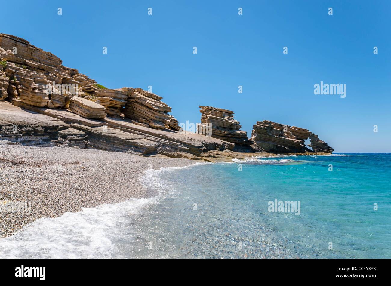 La lunga spiaggia sabbiosa di Triopetra, nel sud di Creta. La spiaggia prende il nome dalle tre rocce del mare. Foto Stock