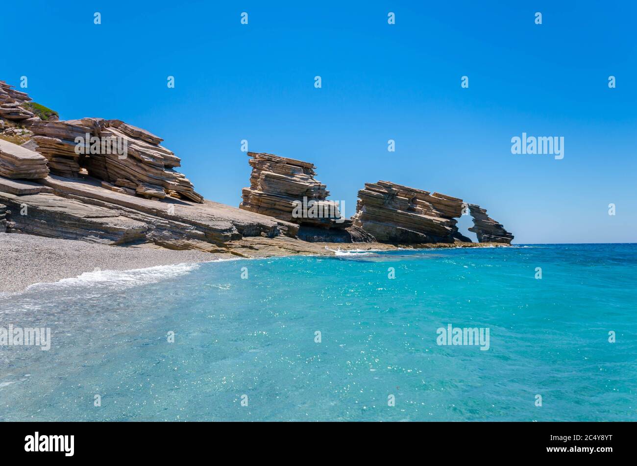 La lunga spiaggia sabbiosa di Triopetra, nel sud di Creta. La spiaggia prende il nome dalle tre rocce del mare. Foto Stock