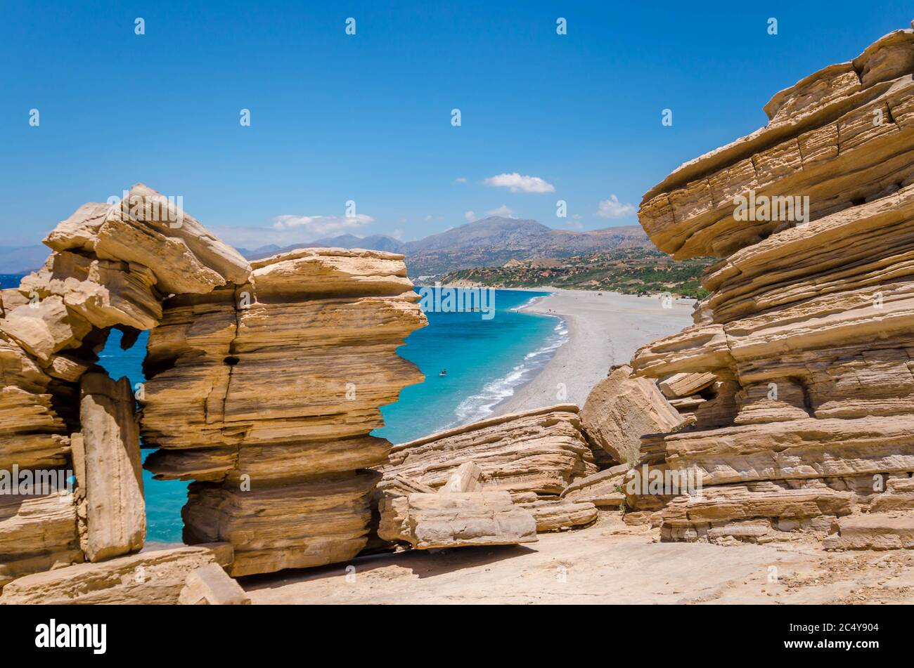 La lunga spiaggia sabbiosa di Triopetra, nel sud di Creta. La spiaggia prende il nome dalle tre rocce del mare. Foto Stock