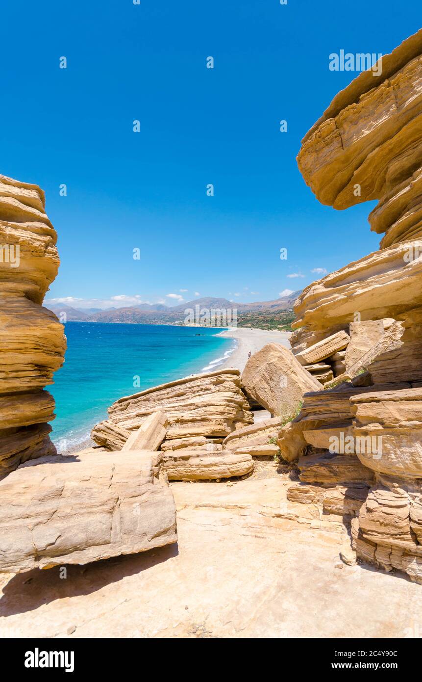 La lunga spiaggia sabbiosa di Triopetra, nel sud di Creta. La spiaggia prende il nome dalle tre rocce del mare. Foto Stock