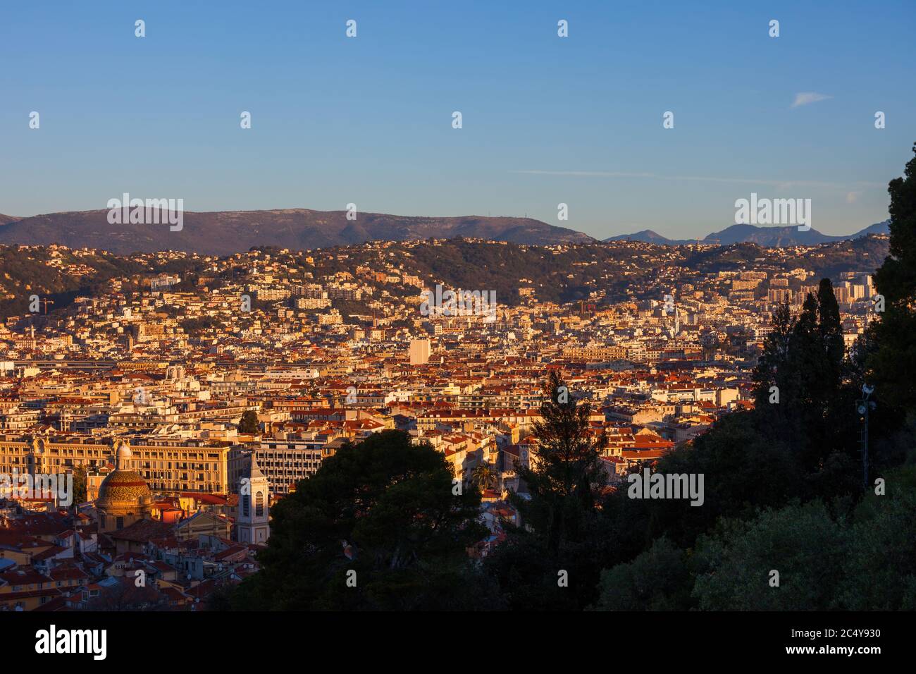 Città di Nizza in Francia, paesaggio urbano all'alba, vista dall'alto da una collina del castello Foto Stock