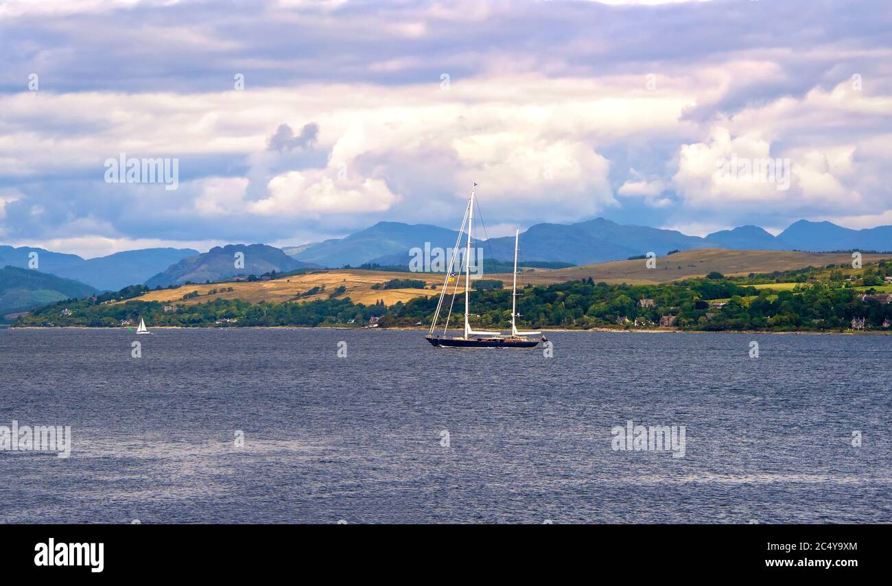 Grande yacht in barca sulle acque vicino a Glasgow, Scozia Foto Stock