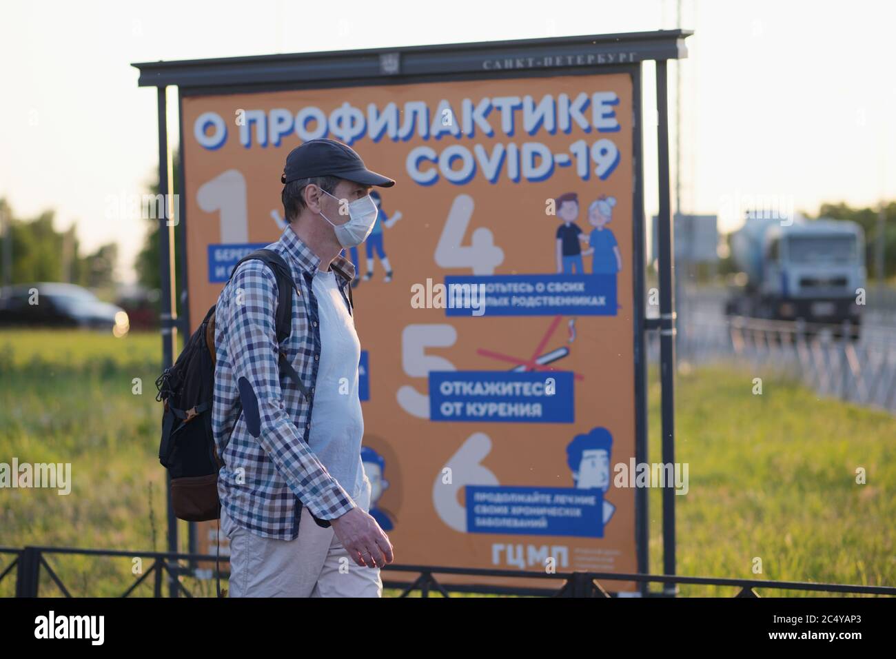 Uomo in un respiratore su una strada di San Pietroburgo, Russia Foto Stock