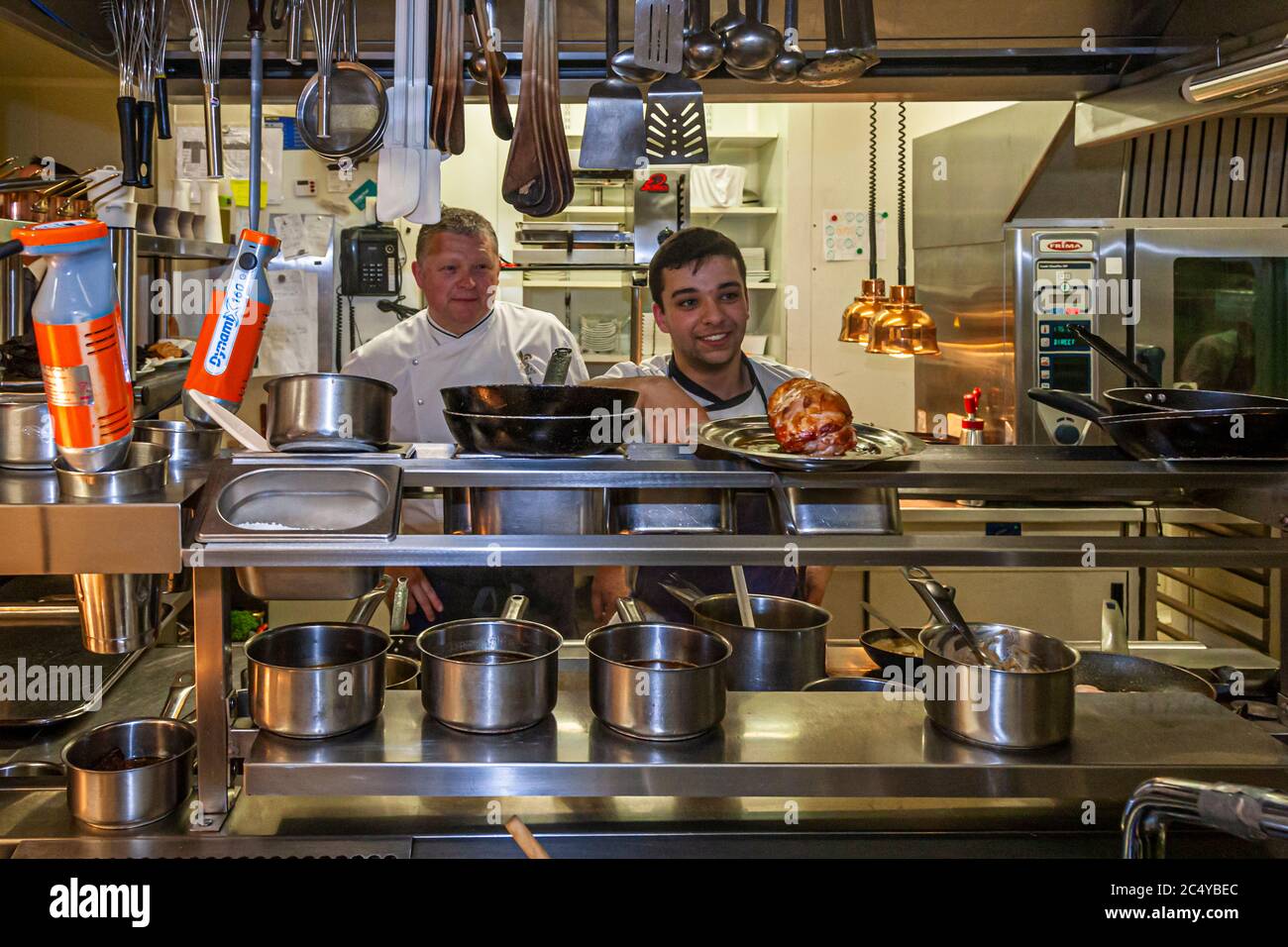 Michelin Star Chef Loic le Bail nella cucina dell'Hotel Brittany and Spa, Morlaix-Roscoff, Francia Foto Stock