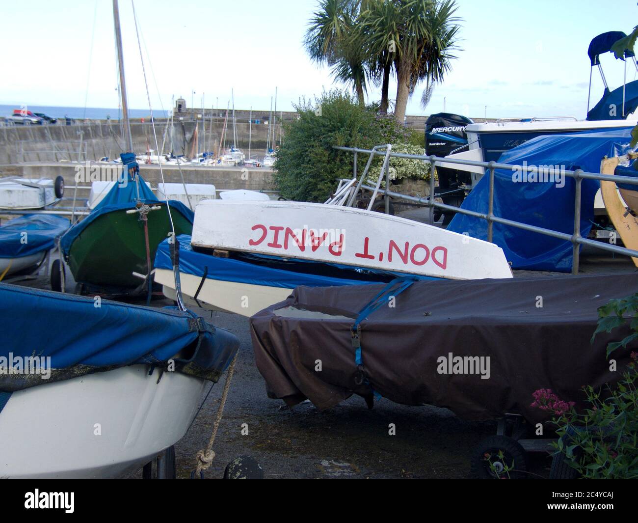 Una barca capovolta con dipinto "Do't Panic". Niente preoccupazioni, niente panico, calma, freddo, ottimista, strano, divertente, divertente Foto Stock