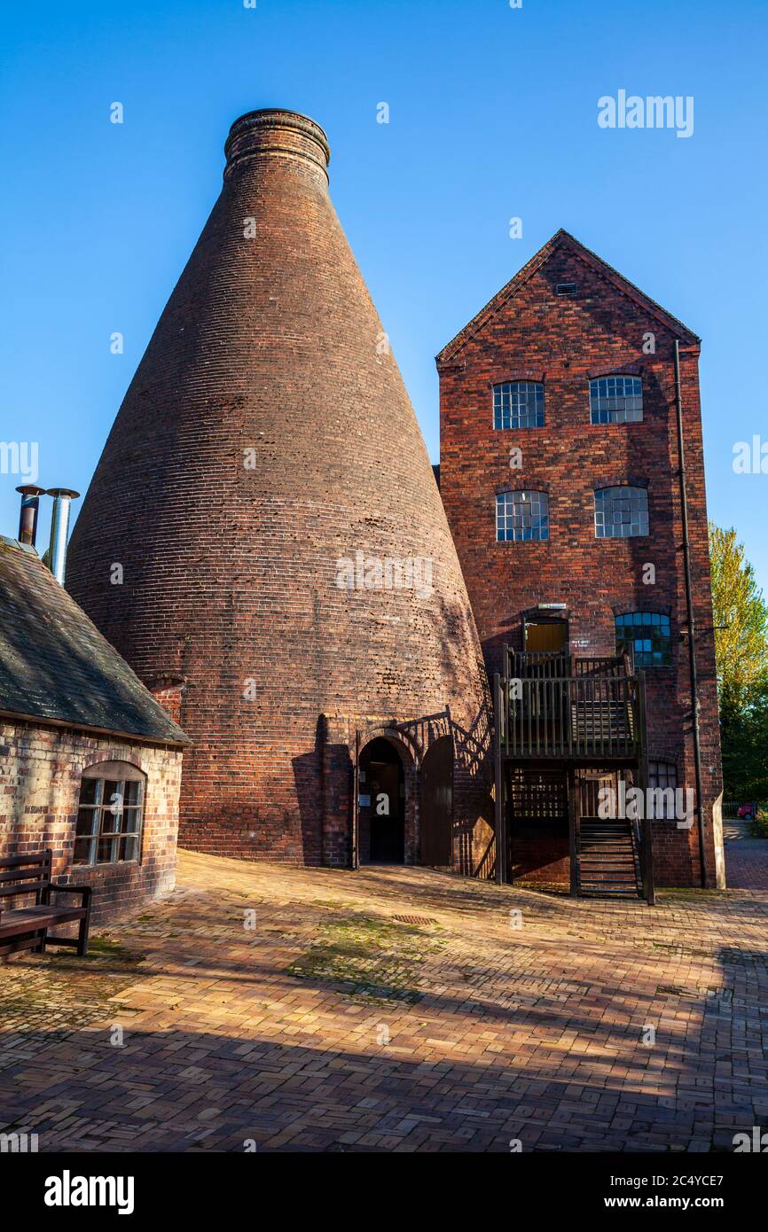 Il forno per bottiglie al museo Coalport China nella gola di Ironbridge, Shropshire, Inghilterra Foto Stock