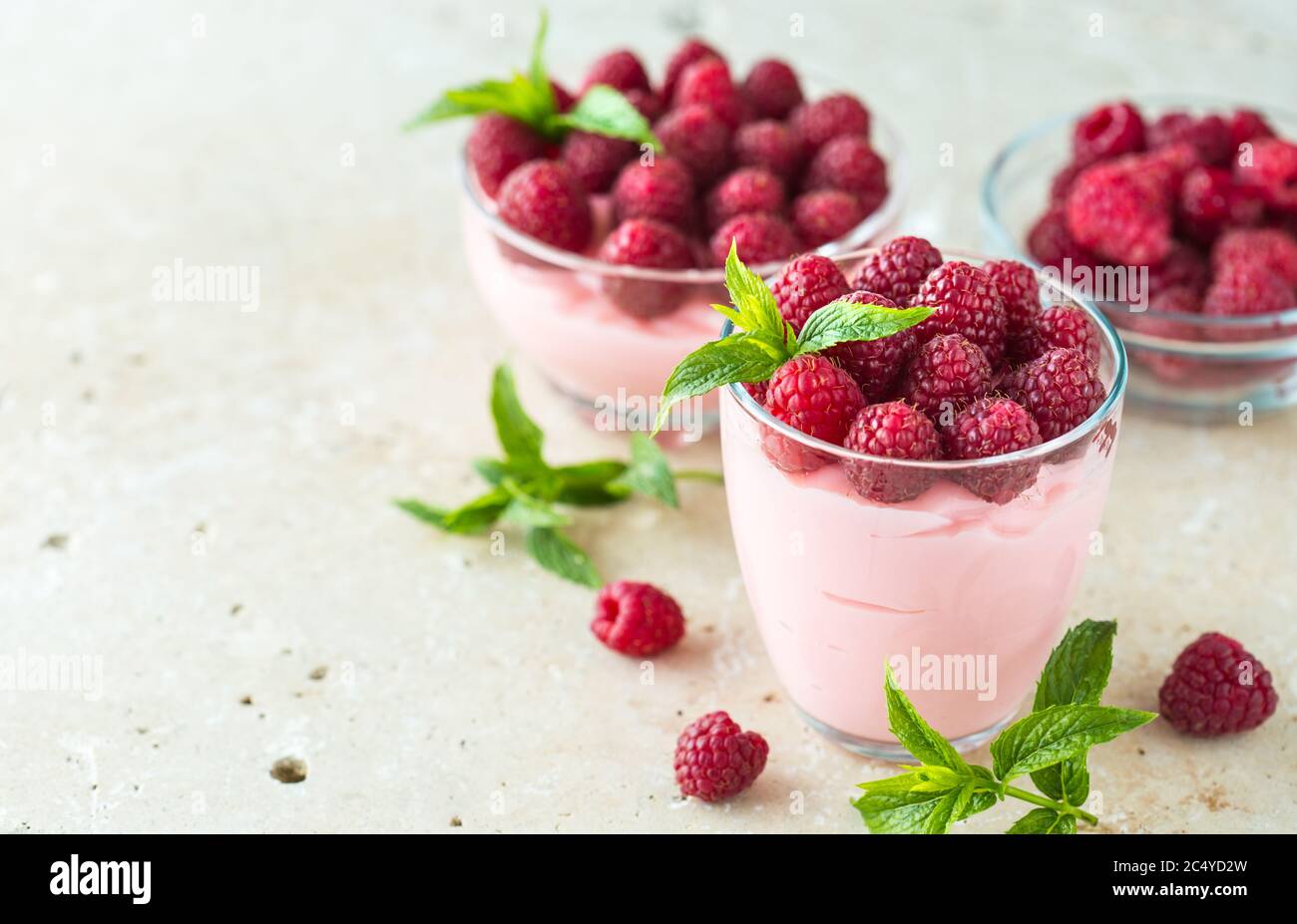 Dessert al lampone nel recipiente di vetro Foto Stock