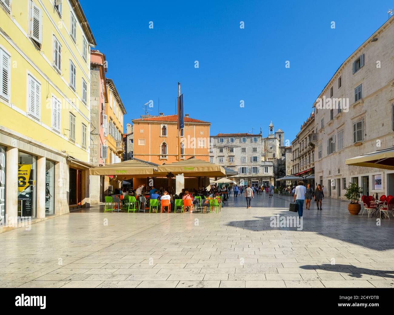 I turisti e i croati locali potranno trascorrere un pomeriggio tranquillo in Piazza del Popolo all'interno del Palazzo di Diocleziano, nella città vecchia di Spalato, Croazia Foto Stock