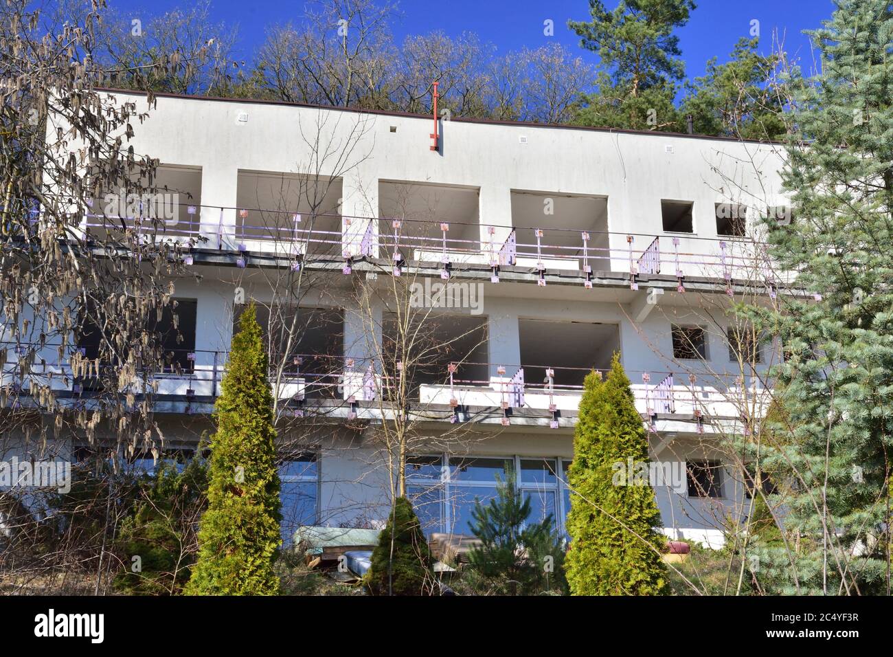 Edificio abbandonato e distrutto. Rovina, pericolo e pericolo. Giorno d'estate. Foto Stock