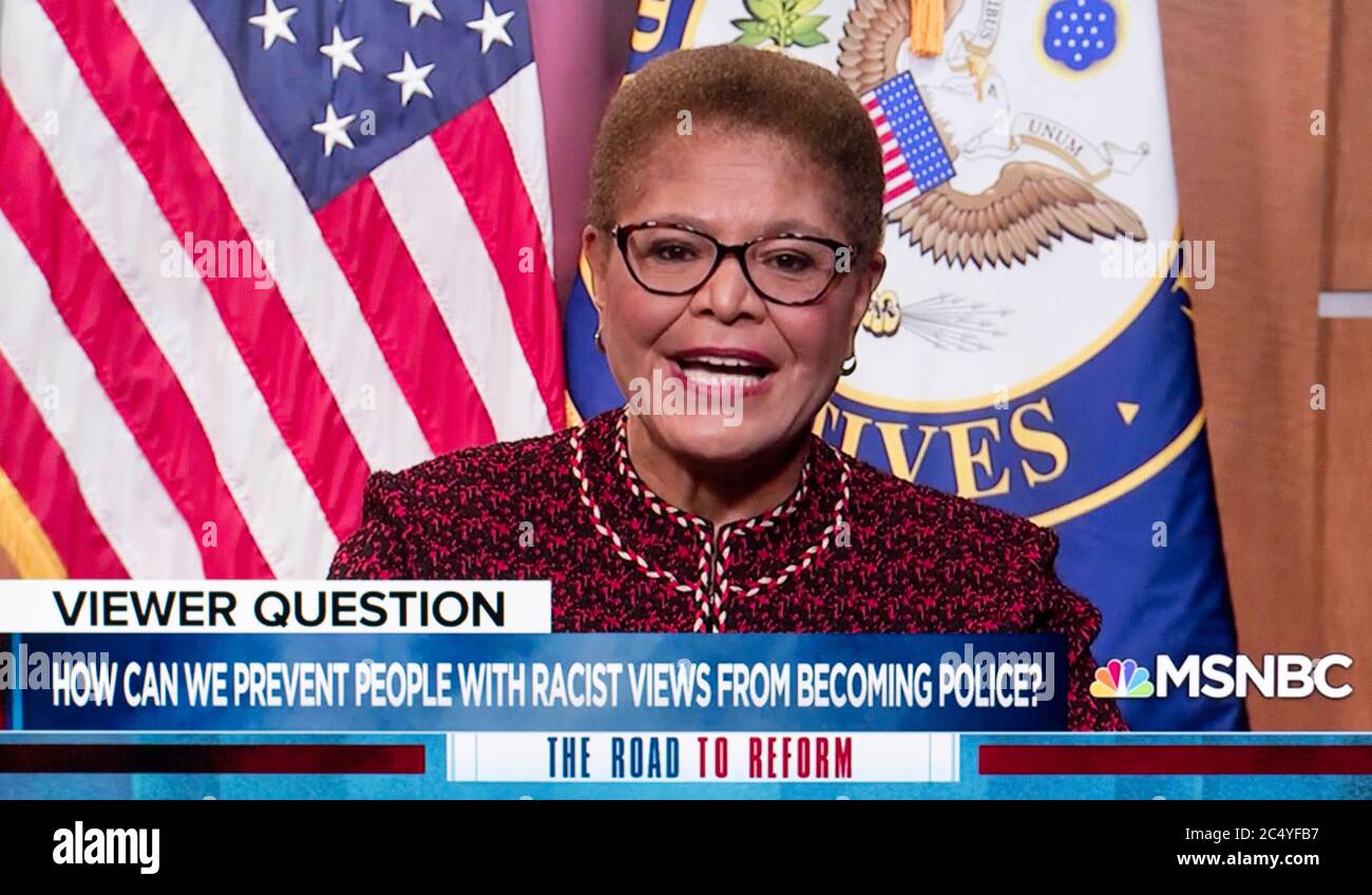 Washington, Distretto di Columbia, Stati Uniti. 28 Giugno 2020. Una video cattura della congresswoman KAREN BASS (D-CA) sul rapporto speciale MSNBC intitolato 'la strada per la riforma.' Bass era uno dei tre membri del Congresso Black Caucus che ha preso domande dal pubblico e discusso riformare i dipartimenti di polizia in tutto il paese, dopo il caso George Floyd. Credit: Brian Cahn/ZUMA Wire/Alamy Live News Foto Stock