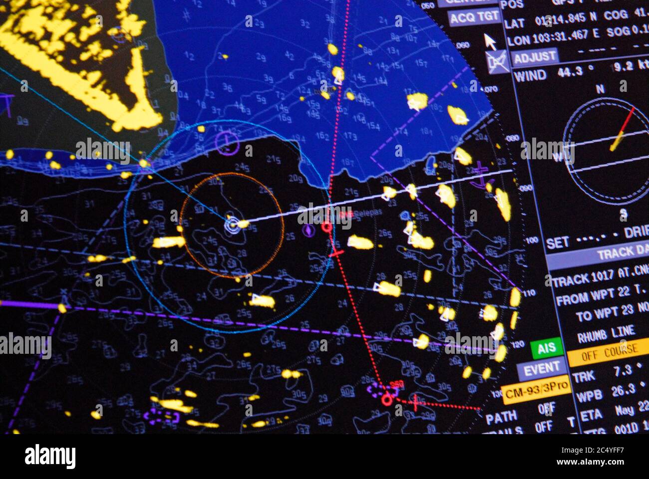 tanjung peppepas anchorage, mailaysia - 20 maggio 2006: schermo del sistema elettronico di visualizzazione delle carte (edis) sul ponte del ancorato nel peccato Foto Stock