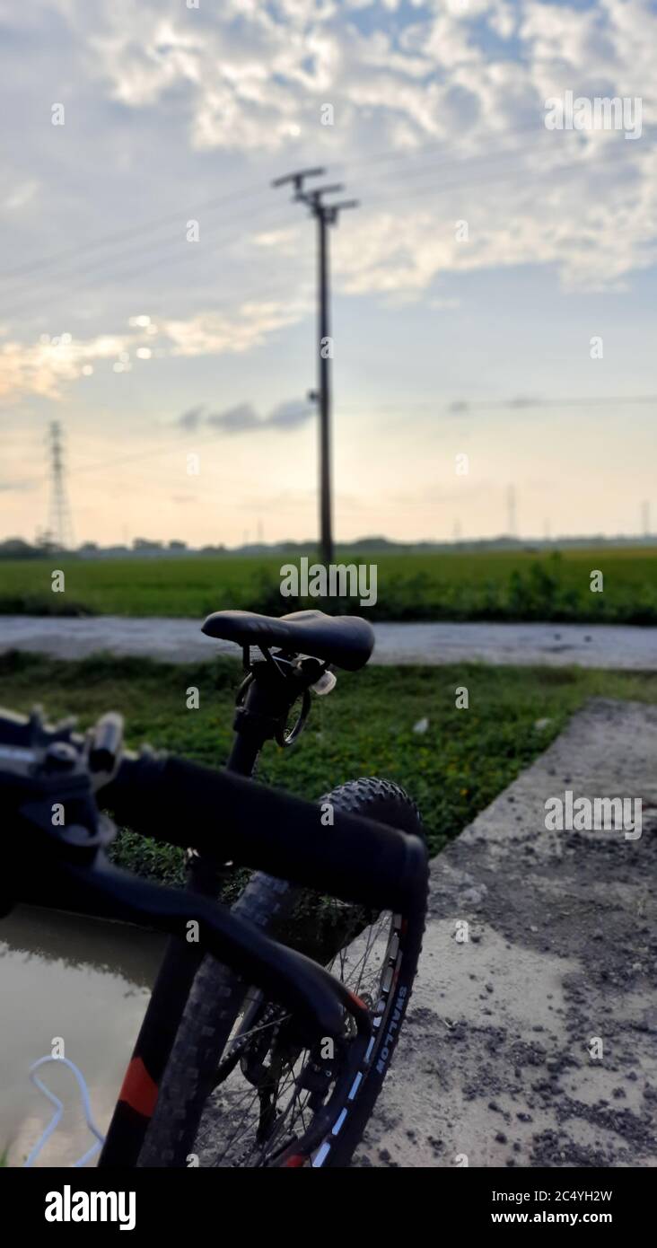 Mountain Bike sul bordo di risaie. Bekasi, Indonesia 30 2020 giugno Foto Stock