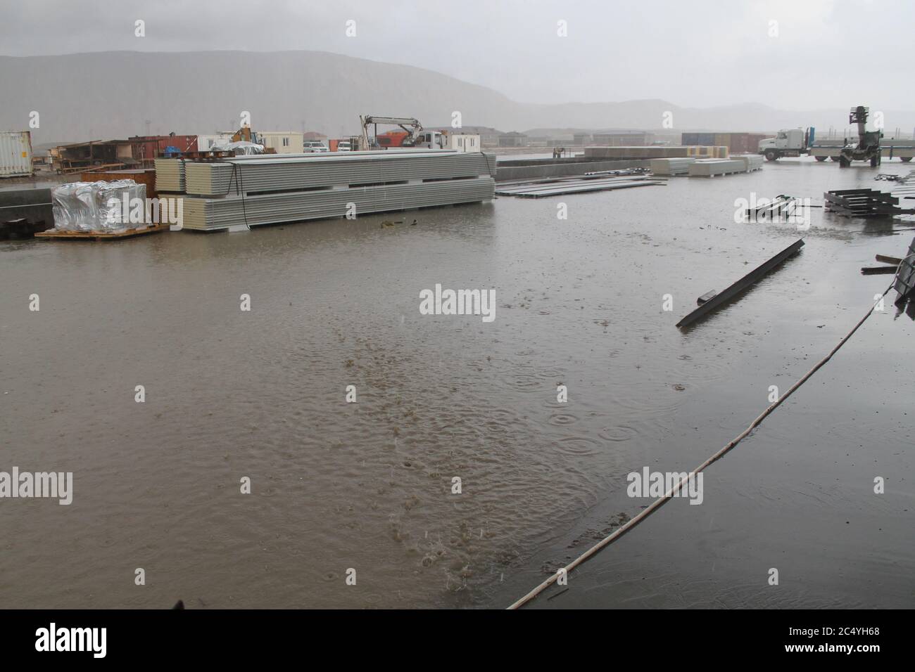 Tubi per olio in un impianto petrolchimico durante la produzione di petrolio e gas Foto Stock
