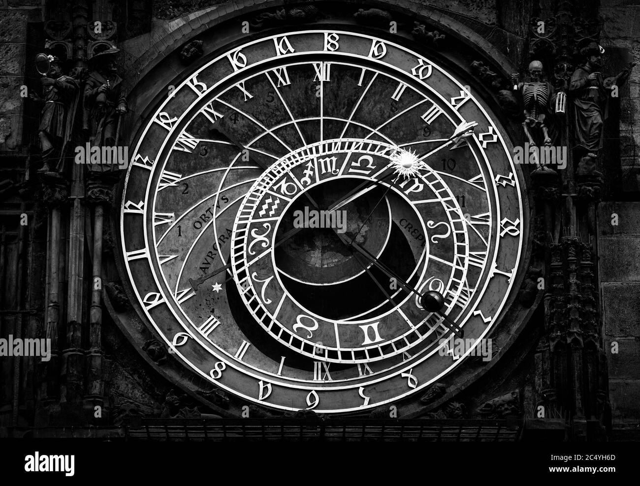 Storico orologio astronomico medievale in Piazza della Città Vecchia a Praga, Repubblica Ceca Foto Stock