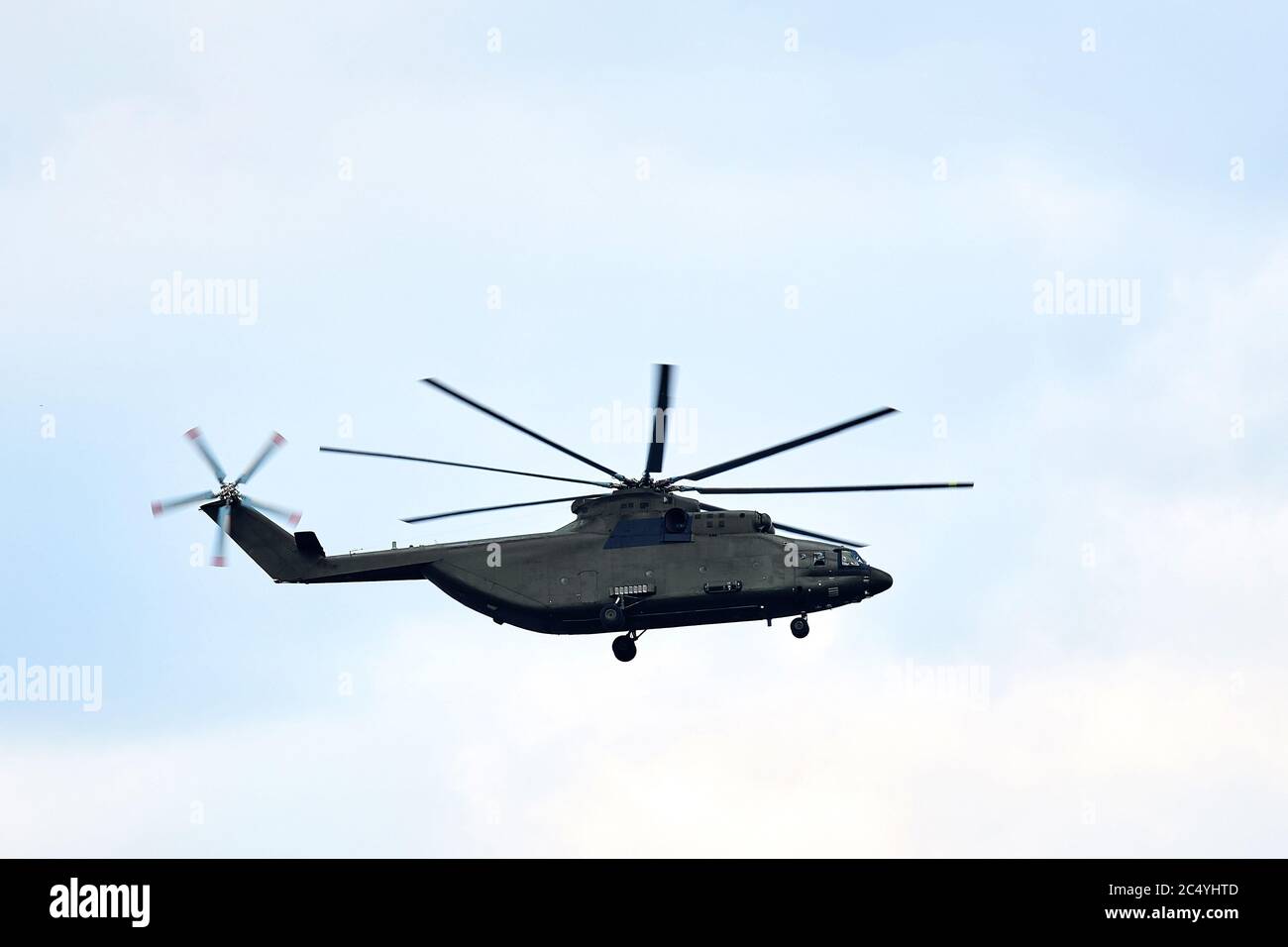 Elicottero militare di trasporto al cielo. Elicottero di produzione più grande Foto Stock