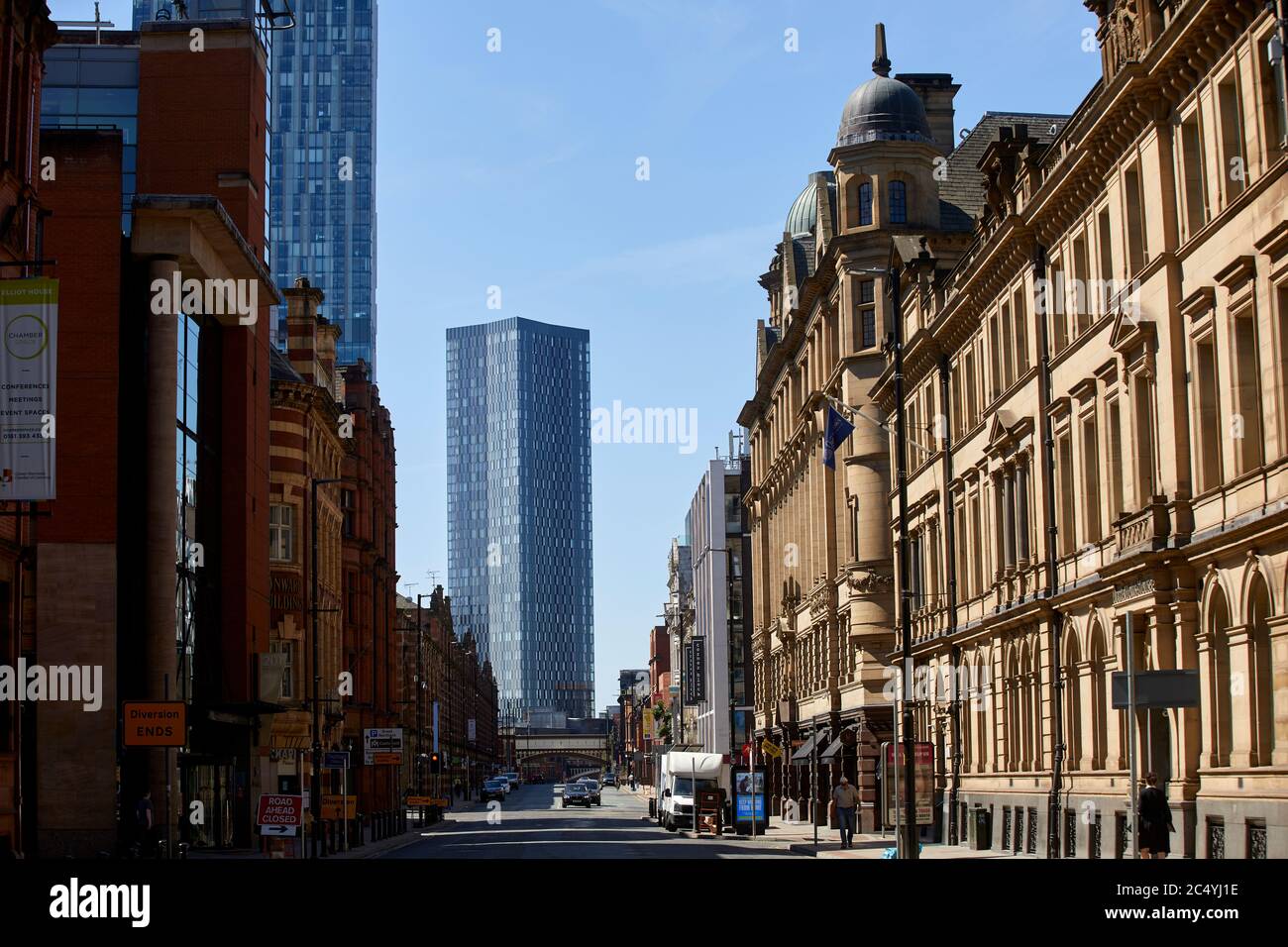 La strada principale del centro di Manchester attraversa la città di Deansgate e si affaccia su Deansgate Square Foto Stock