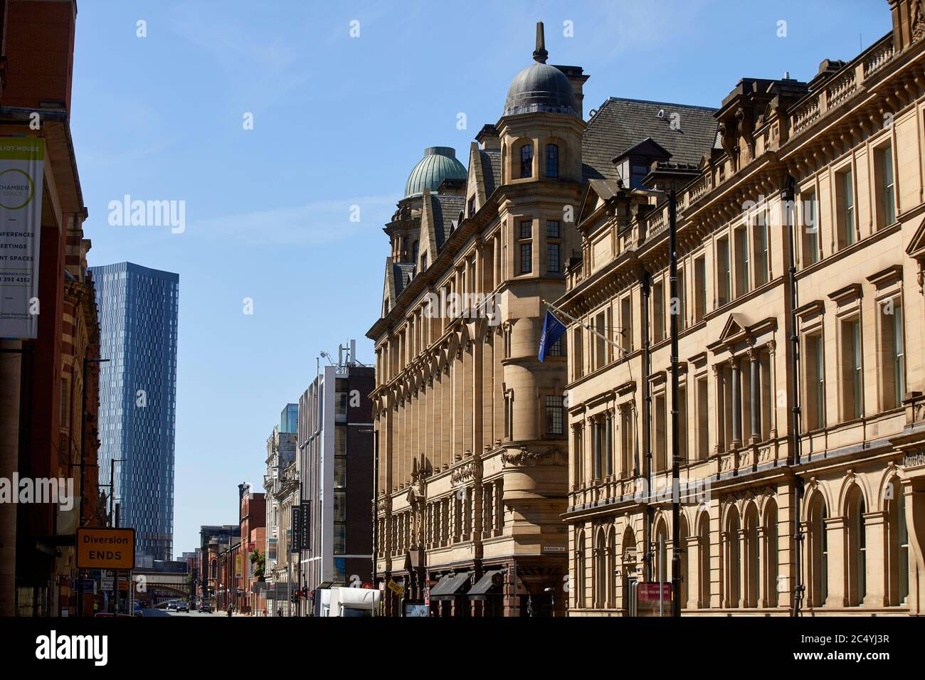 La strada principale del centro di Manchester attraversa la città di Deansgate e si affaccia su Deansgate Square Foto Stock