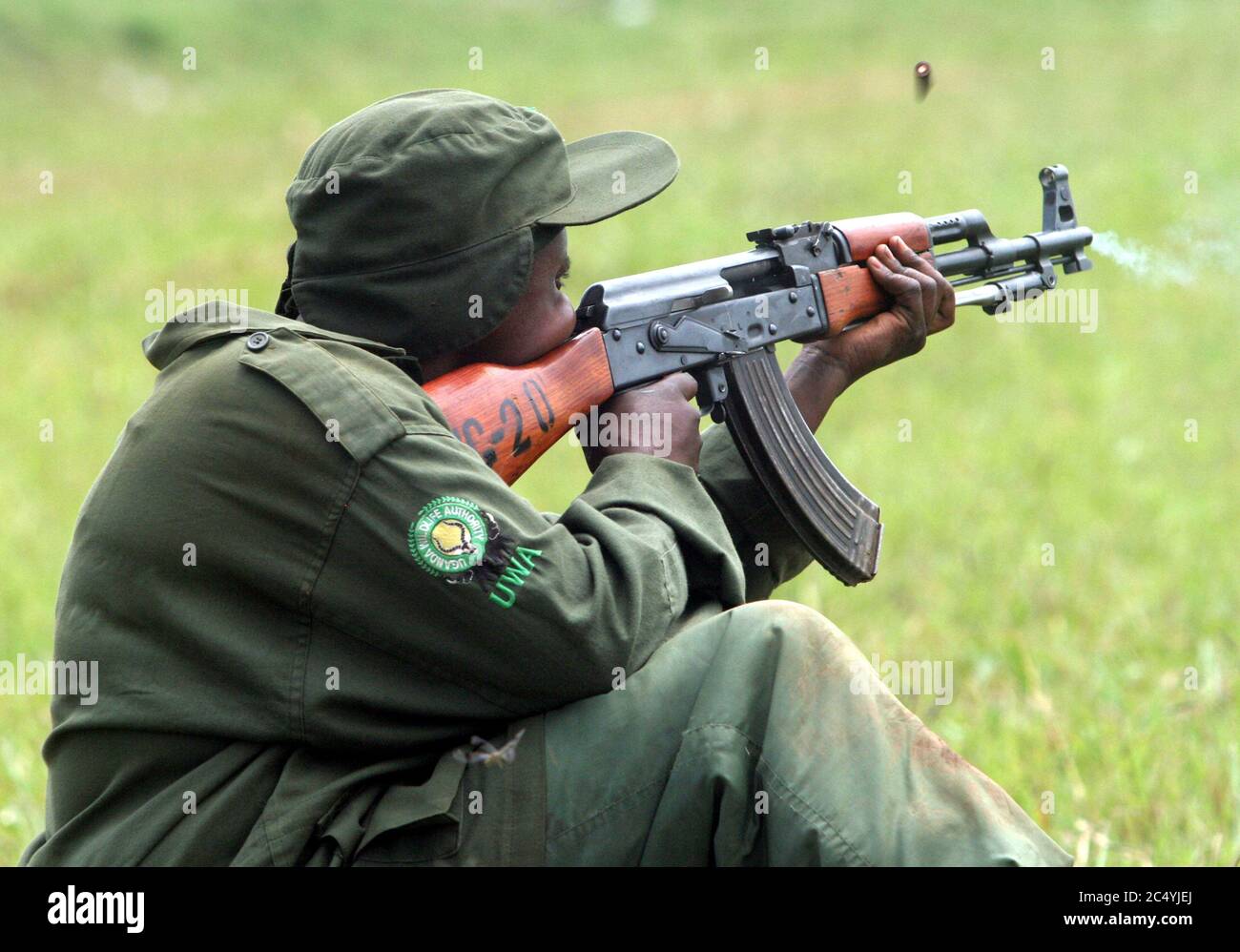 Un ranger Uganda Wildlife Authority in azione al poligono di tiro di Kigo durante i Giochi interforze in corso. Foto Stock