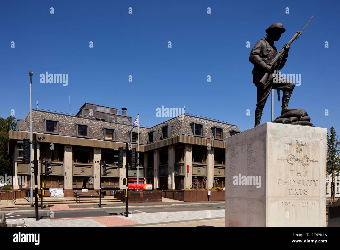 Centro di Chorley negli uffici Civici di lancashire, gli uffici del Consiglio di Chorley di Union Street e il soldato della prima guerra del Frosty statue Pals Memorial Foto Stock
