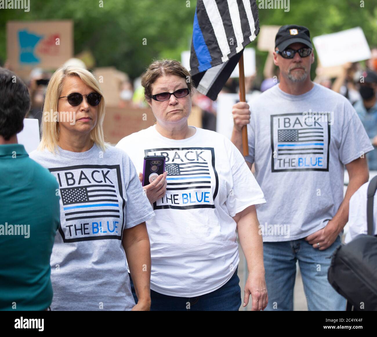 27 giugno 2020: I sostenitori della polizia stanno in contronoffenditori che si confrontano con quelli che sono venuti a esprimere il loro sostegno alla polizia di fronte alla Governors Mansion a St. Paul, Minnesota, il 27 giugno 2020. (Immagine di credito: © Chris JuhnZUMA Wire) Foto Stock