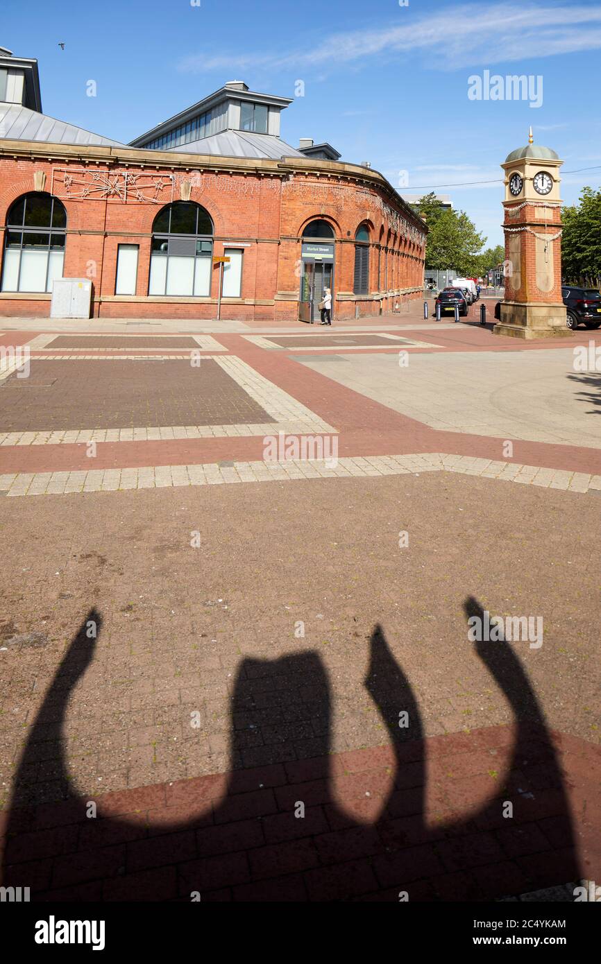 Ashton-under-Lyne centro città in tameside GTR Manchester torre orologio vicino Ashton mercato 'la famiglia' Piazza del mercato statua in acciaio di Paul Margets Foto Stock