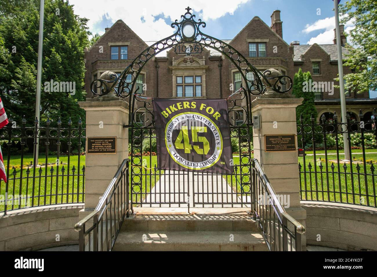 27 giugno 2020: I sostenitori della polizia hanno appeso un banner a sostegno del presidente Trump sulla recinzione della Governors Mansion a St. Paul, Minnesota. Sostenitori della polizia che sono venuti a esprimere la loro opinione e il loro sostegno. Sono stati incontrati con i contromanifestanti e sono stati ampiamente sopravumerati. (Immagine di credito: © Chris JuhnZUMA Wire) Foto Stock