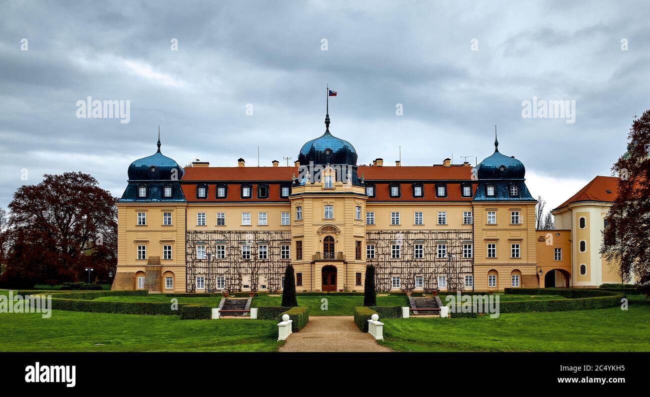 Castello barocco Lany, residenza estiva del presidente della Repubblica Ceca. Casa in giardino Foto Stock