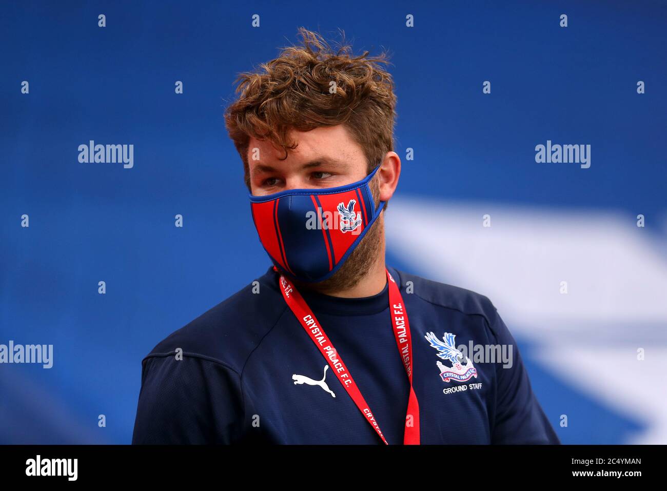 Un membro del personale di terra indossa una maschera prima della partita della Premier League a Selhurst Park, Londra. Foto Stock