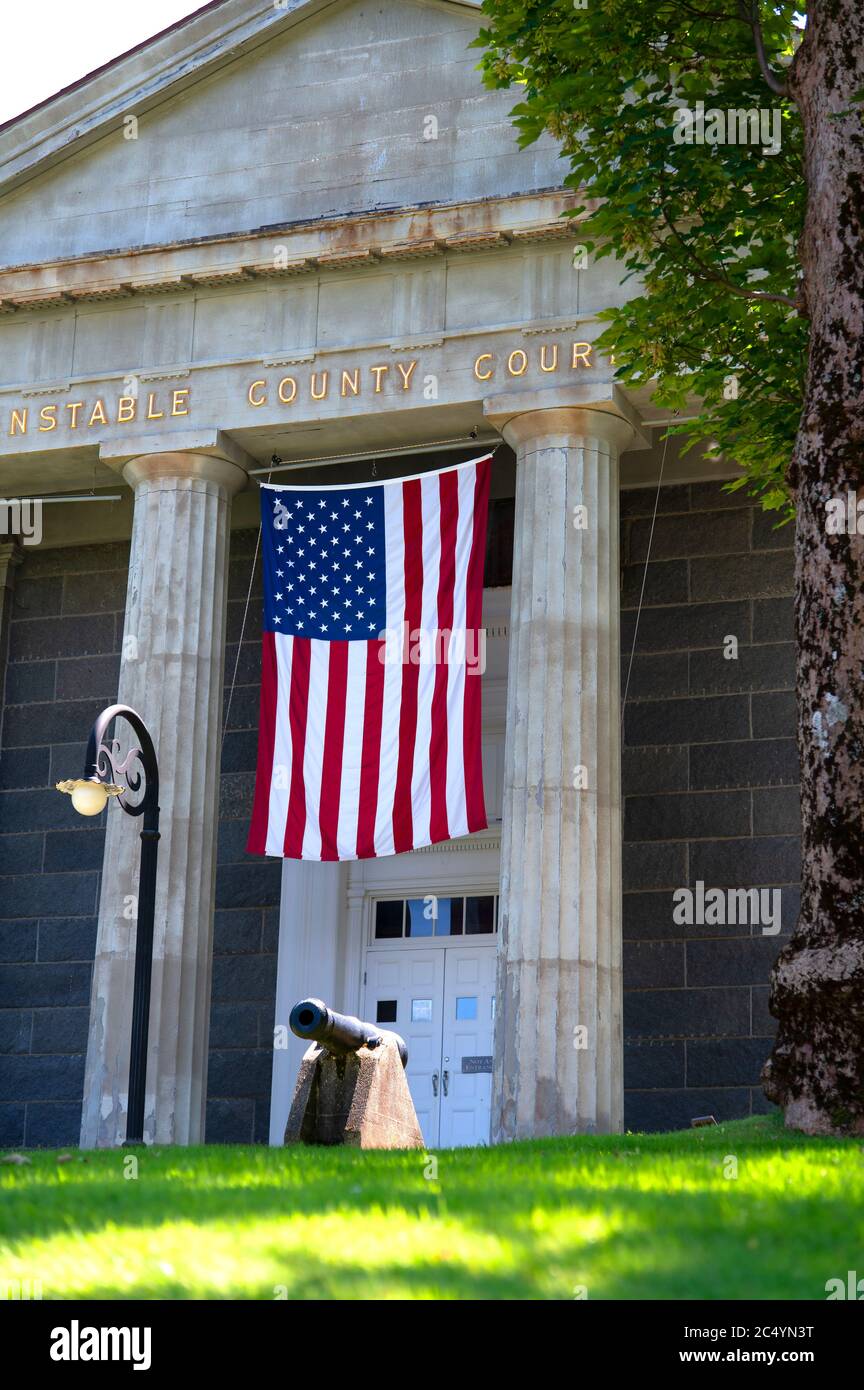La bandiera degli Stati Uniti adorna il Barnstable County Superior Court Facility a Cape Cod, USA Foto Stock