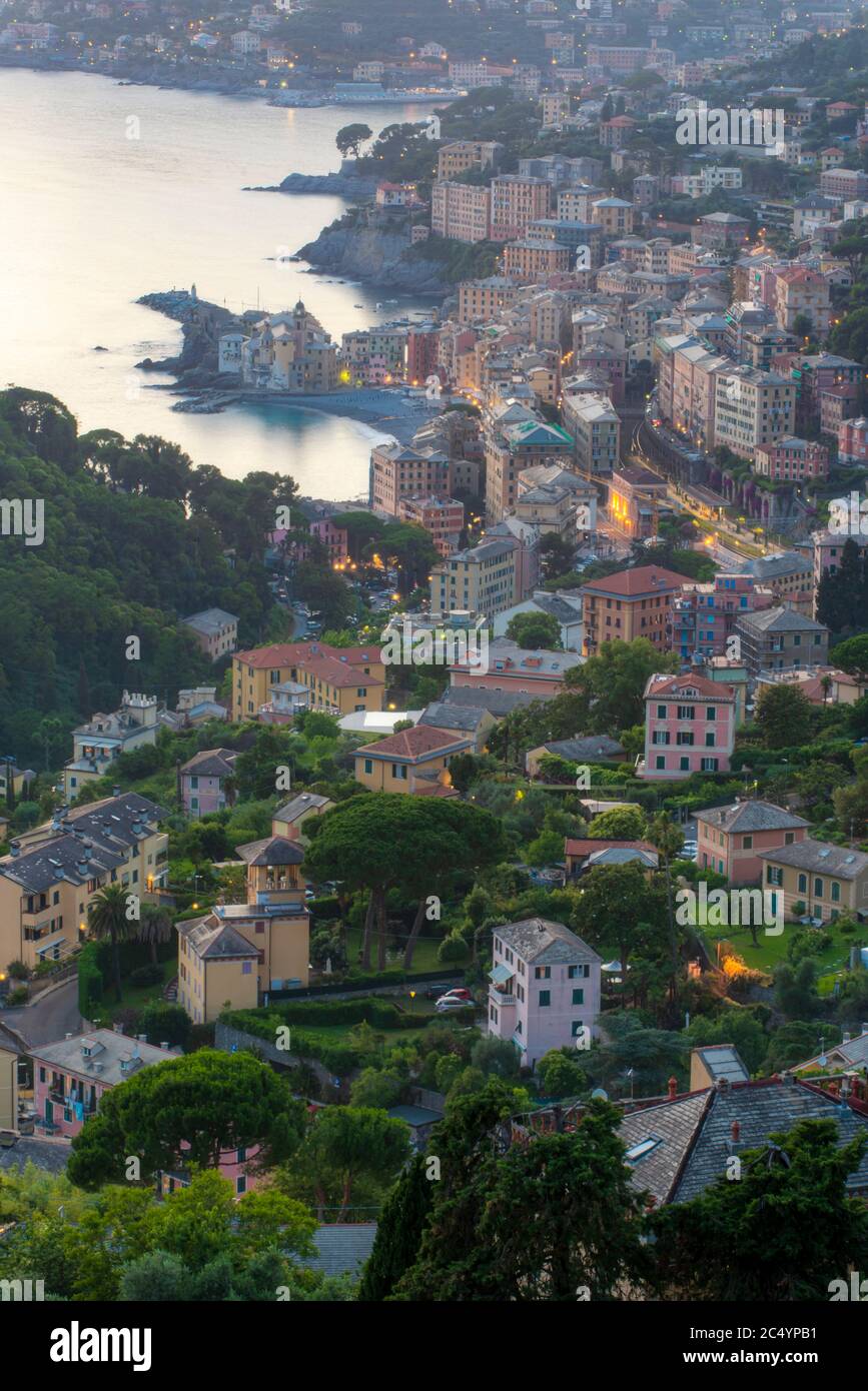 Vista aerea sul tetto di Camogli, Liguria, Italia nel Golfo Paradiso dalla strada al tramonto con vista sulla costa e sulla spiaggia Foto Stock