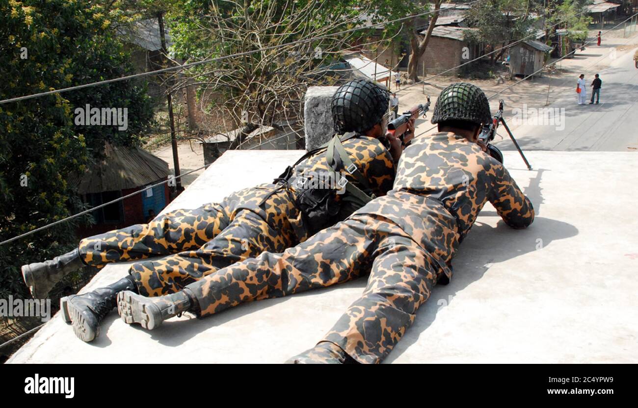 I ribelli BDR, Bangladesh Fucili, soldati prendono posizione con armi pesanti a, 37 BDR sede, a Rajshahi, Bangladesh. 26 febbraio 2009. Un mutiny Foto Stock