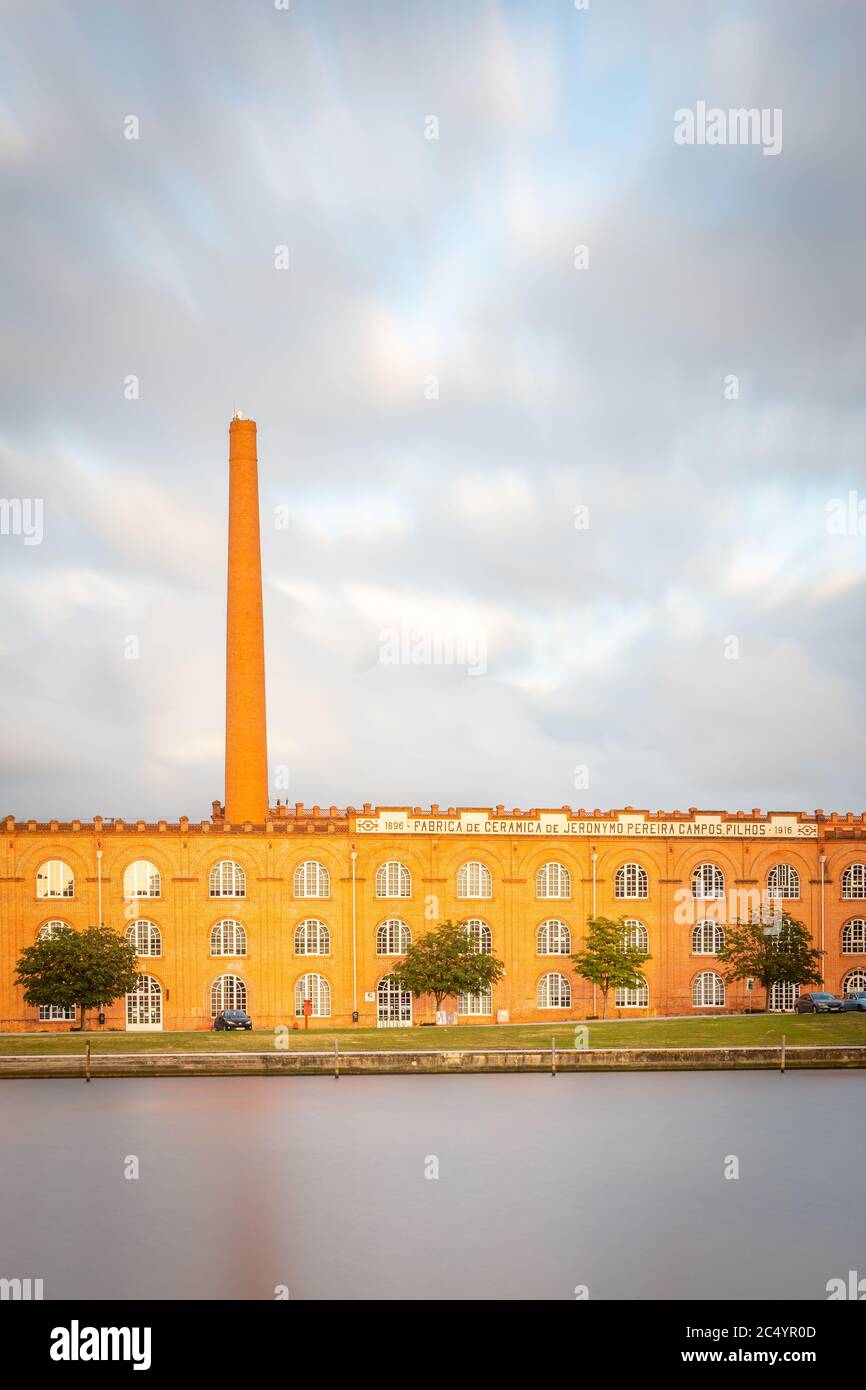 Fabbrica di ceramiche e ceramiche ad Aveiro al tramonto Foto Stock