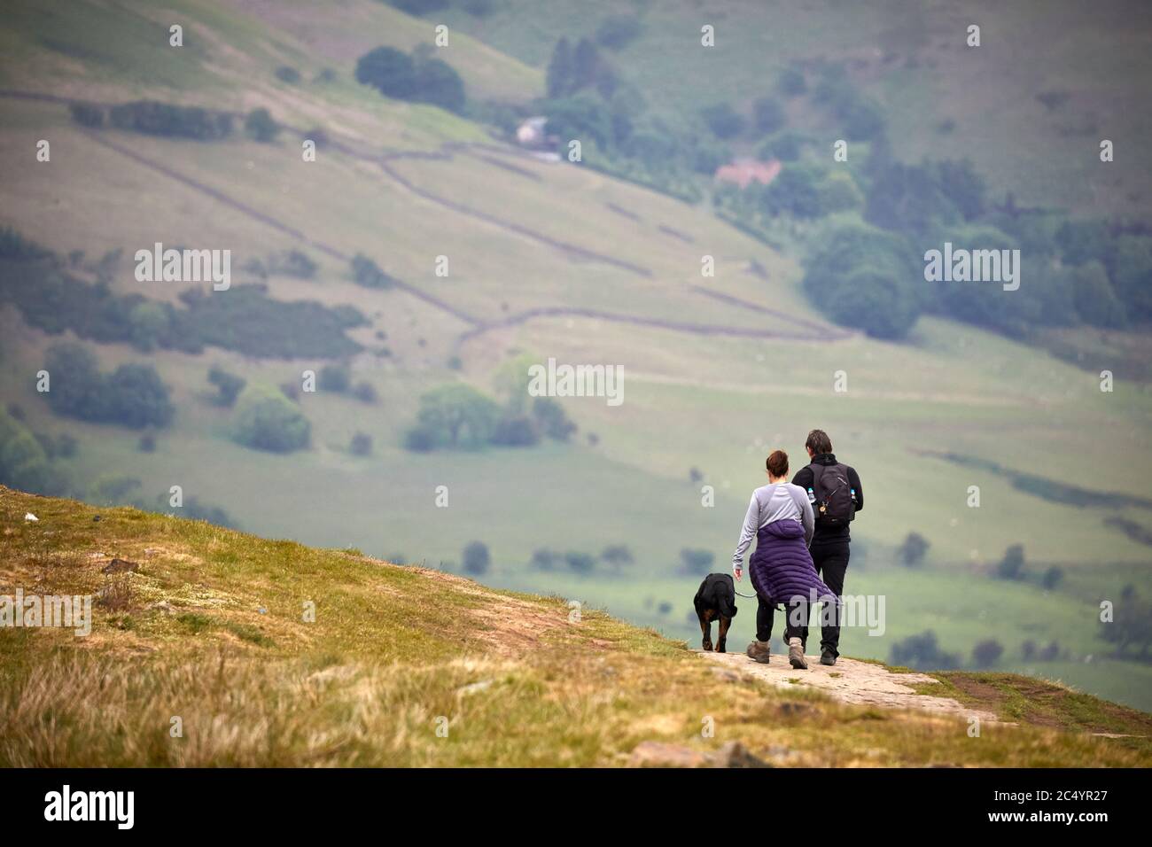 Dog Walkers al Summit MAM Tor Hill vicino Castleton nella vetta alta del Derbyshire, Inghilterra Foto Stock