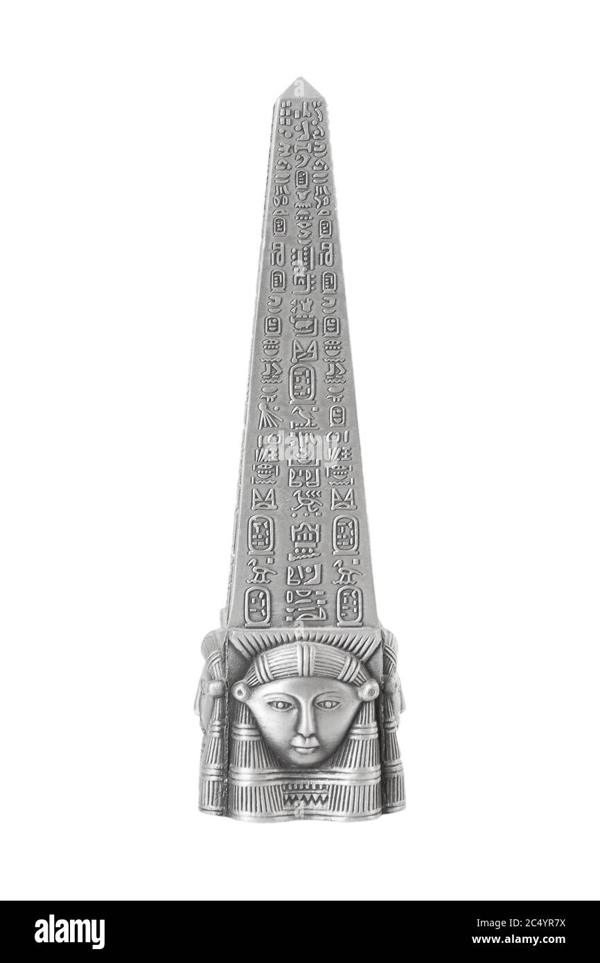 Obelisco egiziano metallico su sfondo bianco Foto Stock