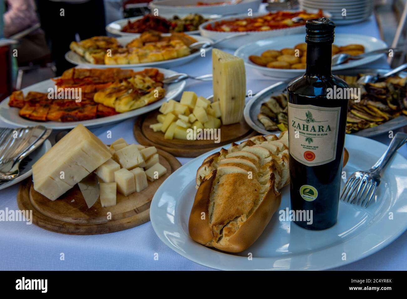 Finger food italiano in un ristorante a Ragusa, sull'isola di Sicilia in Italia. Foto Stock