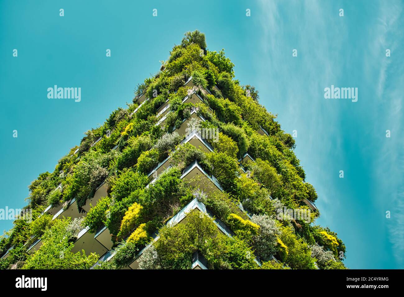 Milano, Italia, 06.29.2020: Vertical Forest (Bosco verticale) innovativo Green House Skyscraper rappresenta l'impegno per l'economia sostenibile progettato Foto Stock
