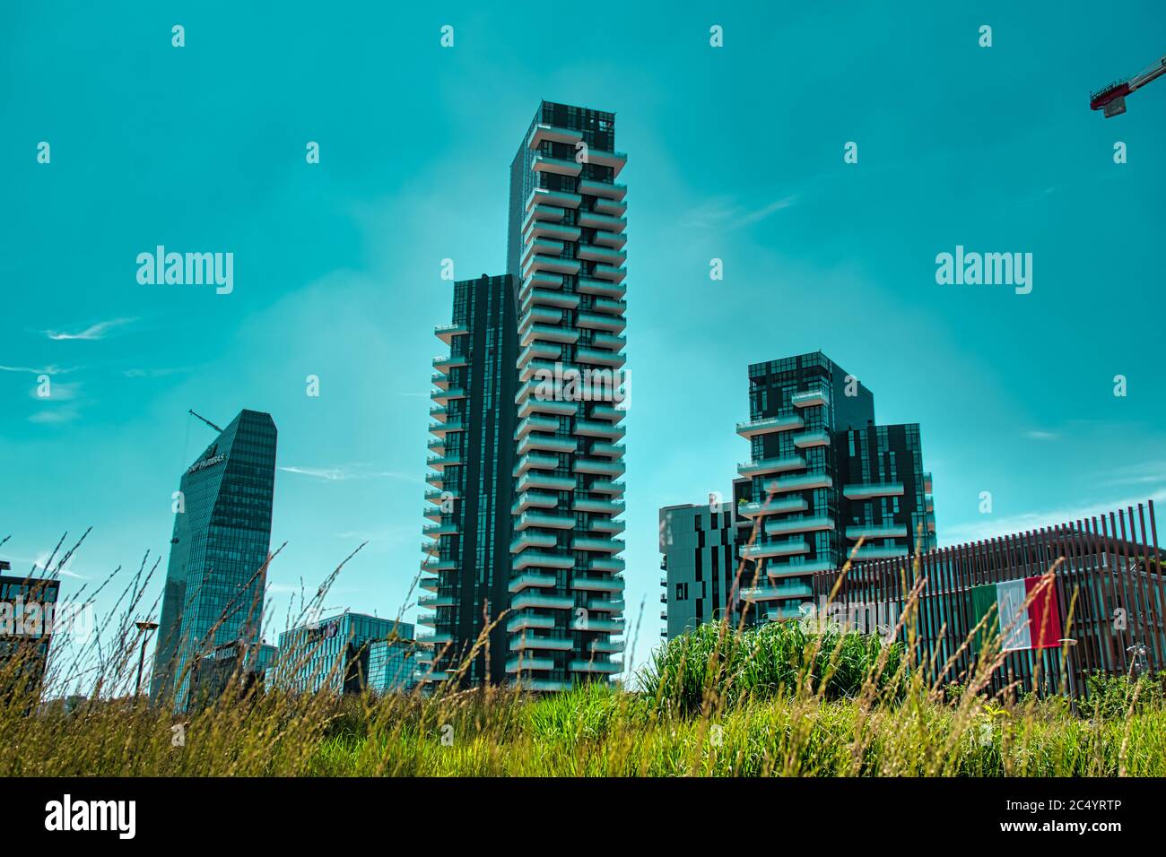 Milano, Italia, 06.29.2020: Vista dal parco della Biblioteca degli alberi, Parco Biblioteca degli alberi Milano di appartamenti e uffici futuristici e di lusso all'interno del parco Foto Stock