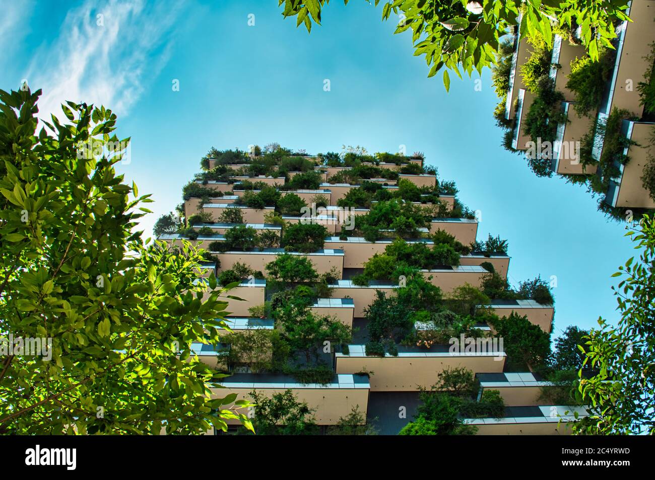 Milano, Italia, 06.29.2020: Vertical Forest (Bosco verticale) innovativo Green House Skyscraper rappresenta l'impegno per l'economia sostenibile progettato Foto Stock