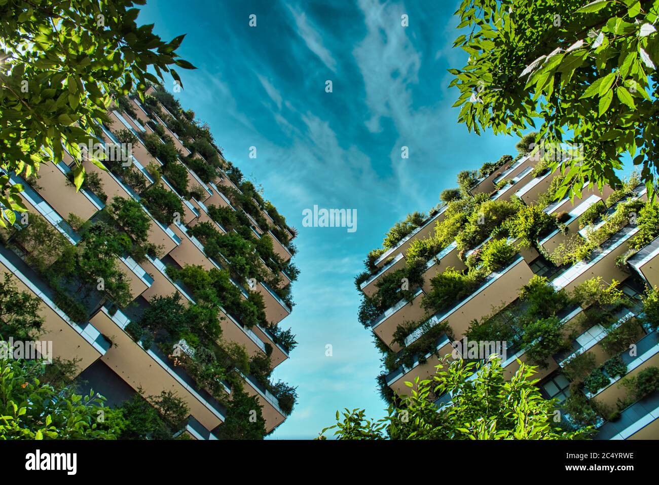 Milano, Italia, 06.29.2020: Vertical Forest (Bosco verticale) innovativo Green House Skyscraper rappresenta l'impegno per l'economia sostenibile progettato Foto Stock