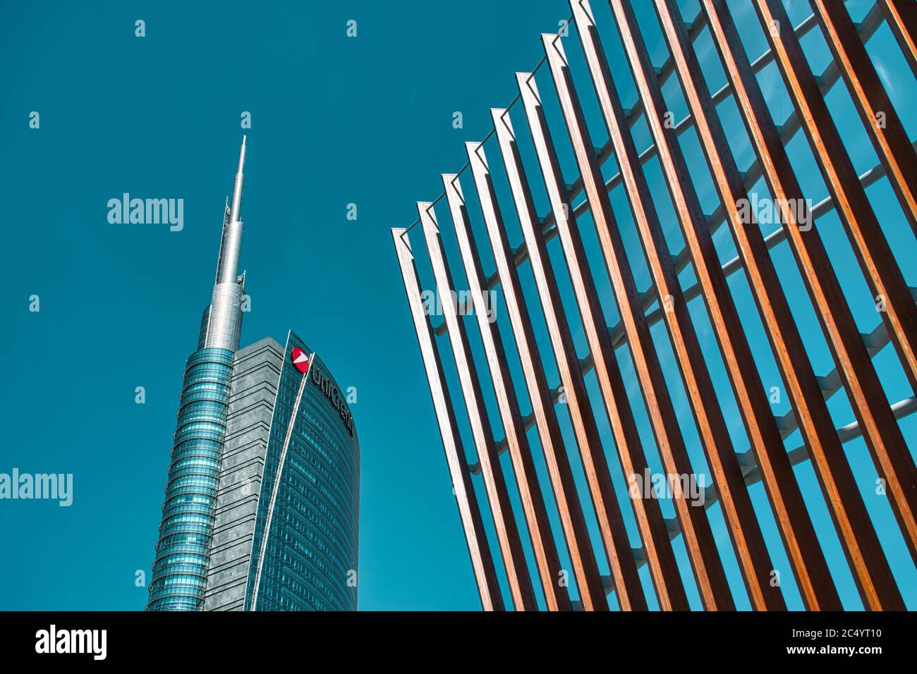 Milano, Italia, 06.29.2020: La Torre UniCredit con la decorazione lignea dell'ufficio di architetto interno Coima Image in Piazza Gae Aulenti Foto Stock