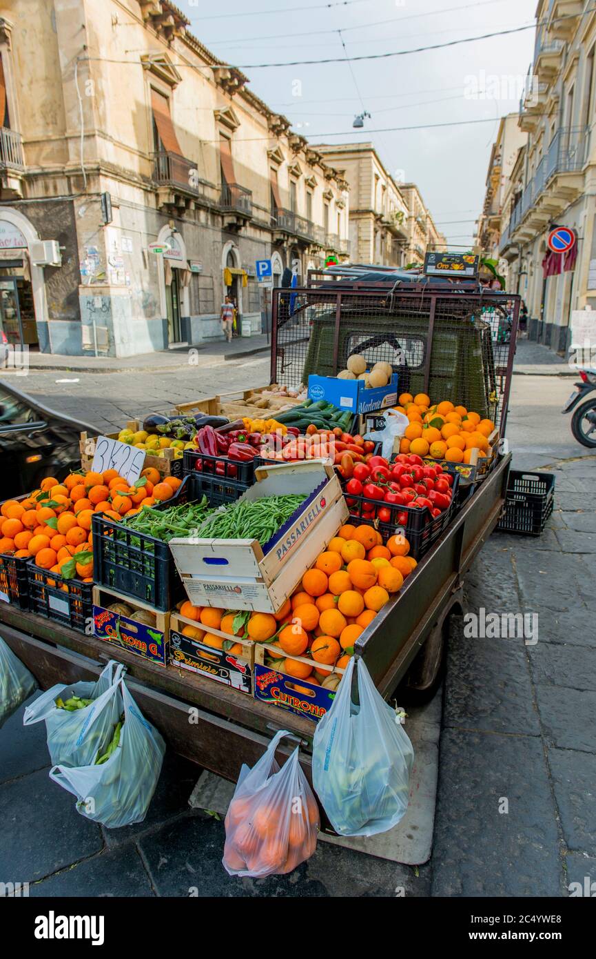Frutta e verdura su un Piaggio, talvolta indicato come Ape Piaggio, Avecar, Ape Car o Just Ape, che è un veicolo commerciale leggero a tre ruote Foto Stock