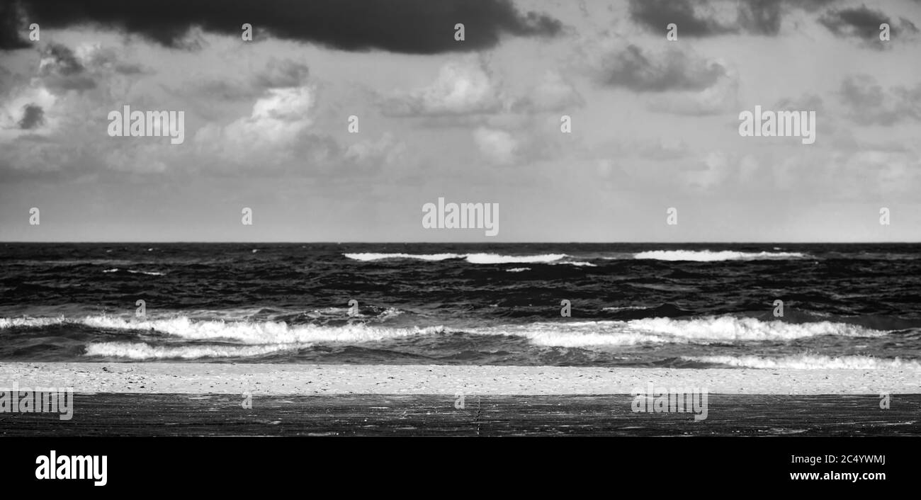 Spiaggia tropicale e piattaforma in legno. Piattaforma sulla spiaggia, sabbia e oceano Foto Stock